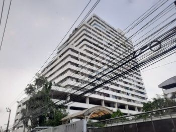 ขายคอนโดถนนศรีนครินทร์ อ่อนนุช เดอะทรีโอการ์เด้นท์ Trio Garden ติดสถานีรถไฟฟ้าสายสีเหลือง ซีคอนสแควร์ ราคาลดพิเศษ ก่อนเปิดใช้รถไฟฟ้า