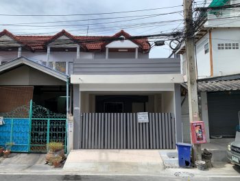 ขายทาวน์เฮ้าส์ทำเลดี ถนนเทพารักษ์ ใกล้รถไฟฟ้า ตลาดหนามแดง หมู่บ้านทรัพย์ดินทอง บ้านต่อเติมเต็ม ระเบียง