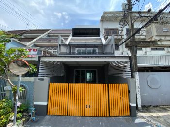 ขายทาวน์เฮ้าส์ลาดพร้าว หลังใหญ่ ใจกลางเมือง ติดถนนเสนานิคม หมู่บ้านศรีอัมพร