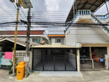บ้านแฝดราคาถูก ถนนบางนาตราด รีโนเวทใหม่ทั้งหลัง สวย หลังใหญ่ จอดรถได้หลายคัน หมู่บ้านราชาเทวะ ซอยกิ่งแก้ว 22