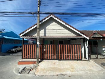 ขายทาวน์เฮ้าส์สไตล์บ้านเดี่ยว โครงการติดถนนเทพารักษ์ ตรงข้ามบิ๊กซีบางพลี หมู่บ้านชลเทพ สวย แต่งใหม่ทั้งหลัง