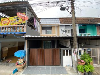 ขายทาวน์เฮ้าส์ติดถนนแยกศรีนครินทร์ เทพารักษ์ ทำเลดีมาก ใกล้โลตัส โฮมโปร รถไฟฟ้า 2 สาย