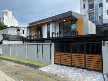 ขายบ้านเดี่ยว ติดถนนบางนาตราด กม.5 รีโนเวททั้งหลังสไตล์โมเดิร์น ติดเลคไซด์วิลล่า ใกล้ เมกาบางนา เซ็นทรัล