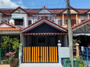 ขายทาวน์เฮ้าส์ทำเลดีถนนเทพารักษ์ ช่วงต้นใกล้แยกศรีนครินทร์ หมู่บ้านทรัพย์ดินทอง ใกล้ตลาดหนามแดง รถไฟฟ้าโลตัส โฮมโปร