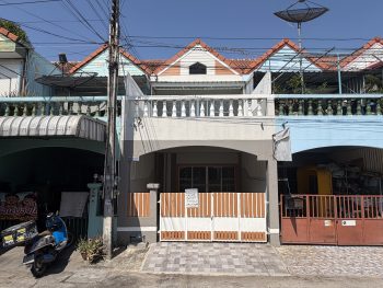 ขายทาวน์เฮ้าส์ ติดถนนบ้านเก่า5 เข้านิคมอมตะ ทำเลดีมาก หมู่บ้านวรางค์ทอง แต่งใหม่ทั้งหลัง ใกล้โรบินสัน แม็คโคร