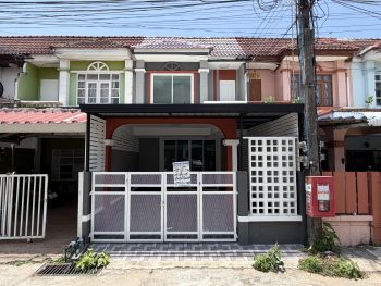 ขายทาวน์เฮ้าส์หลังใหญ่ติดถนนสุขุมวิท บางพระฝั่งชายทะเลใกล้หาดบางแสน รีโนเวทใหม่ทั้งหลัง หมู่บ้านแสงทองการ์เด้นท์