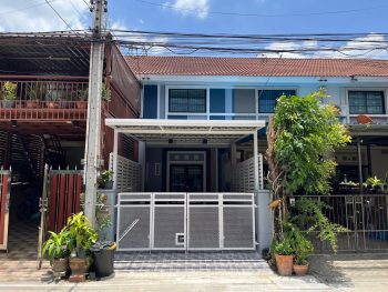 ขายทาวน์เฮ้าส์โครงการดี ถนนลาดกระบัง ใกล้สนามบินสุวรรณภูมิ เชื่อมมอเตอร์เวย์ ม.เอแบคบางบ่อ  หมู่บ้านเอโทล บาหลีบีช   สวย แต่งใหม่ทั้งหลัง