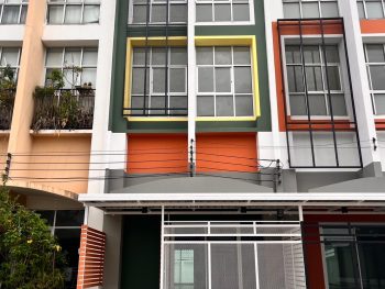 ทาวน์โฮมถนนบางนาตราด กม 10 หลังใหญ่ 3.5 ชั้น พักอาศัย ทำออฟฟิศได้ รีโนเวทใหม่ สวย สไตล์โมเดิร์น ซอยสนามกอล์ฟวินด์มิลล์ ใกล้เมกาบางนา อยู่ต้นโครงการ หมู่บ้านเดอะคิวบ์