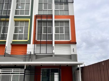 ทาวน์โฮมถนนบางนาตราด กม 10 หลังใหญ่ 3.5 ชั้น พักอาศัย ทำออฟฟิศได้ รีโนเวทใหม่ สวย สไตล์โมเดิร์น ซอยสนามกอล์ฟวินด์มิลล์ ใกล้เมกาบางนา อยู่ต้นโครงการ หมู่บ้านเดอะคิวบ์
