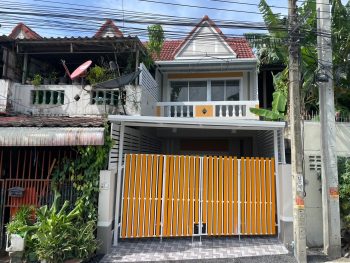 ขายทาวน์เฮ้าส์ ติดถนนใหญ่ซอยแพรกษา3  ใกล้ โรบินสัน บิ๊กซี รถไฟฟ้า บ้านสวย รีโนเวทใหม่ ทำเลดี ค้าขายได้