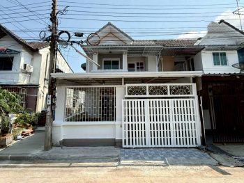 ขายทาวน์เฮ้าส์ ถนนบางนาตราด ศรีวารี ราคาดี หลังมุม ใกล้สนามบินสุวรรณภูมิ หมู่บ้านพูนสุข