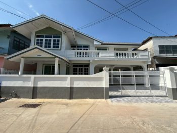 ขายบ้านเดี่ยวถนนเทพารักษ์ ศรีนครินทร์ บ้านสวย หลังใหญ่ รีโนเวทใหม่ ราคาดี ทำเลดี ติดตลาดหนามแดงหมู่บ้านเพชรวิฑูรย์  เทพารักษ์70